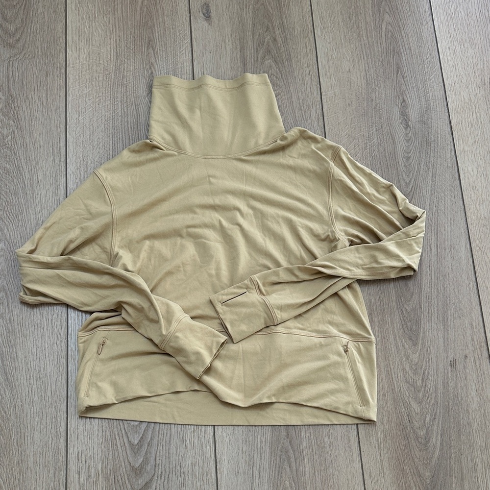 Lululemon ready to rulu turtleneck top excellent condition